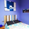 cabecero-cama-madera-franjas-colores