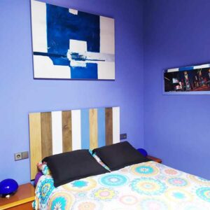 cabecero-cama-madera-franjas-colores