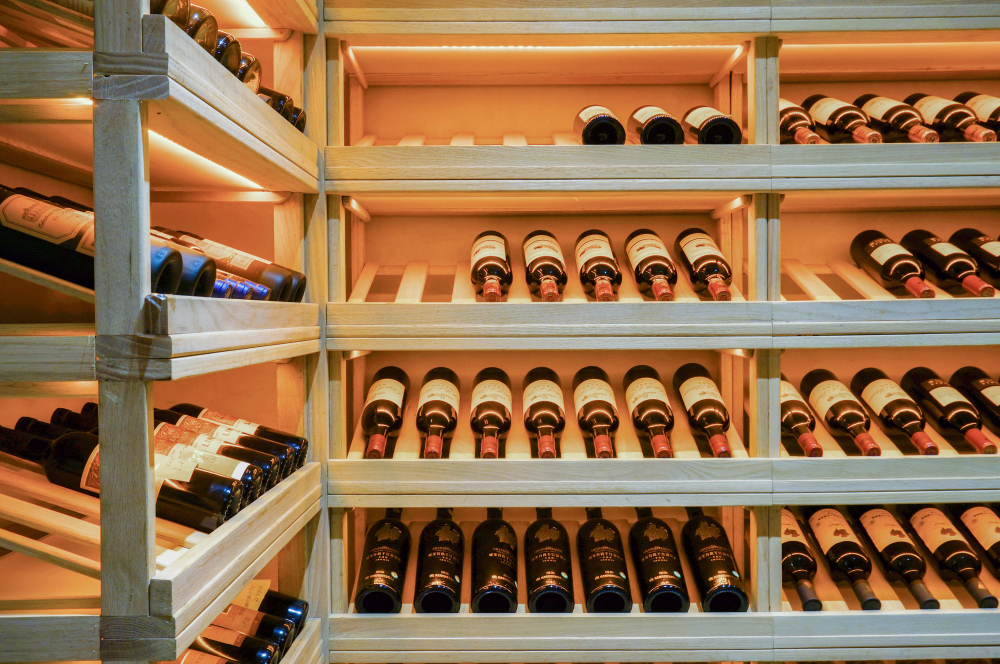 Estánterias con cajas de vino