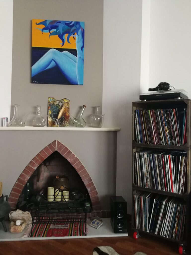 Estanterías con cajas de madera