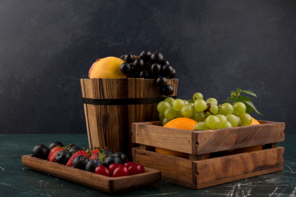 Cajas de madera como estantes de frutas